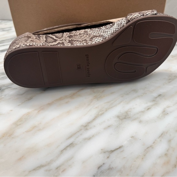 WOMEN'S Gentle Souls By Kenneth Cole Gisele Wedge Sandal, Antique Gold Metallic - Picture 8 of 12